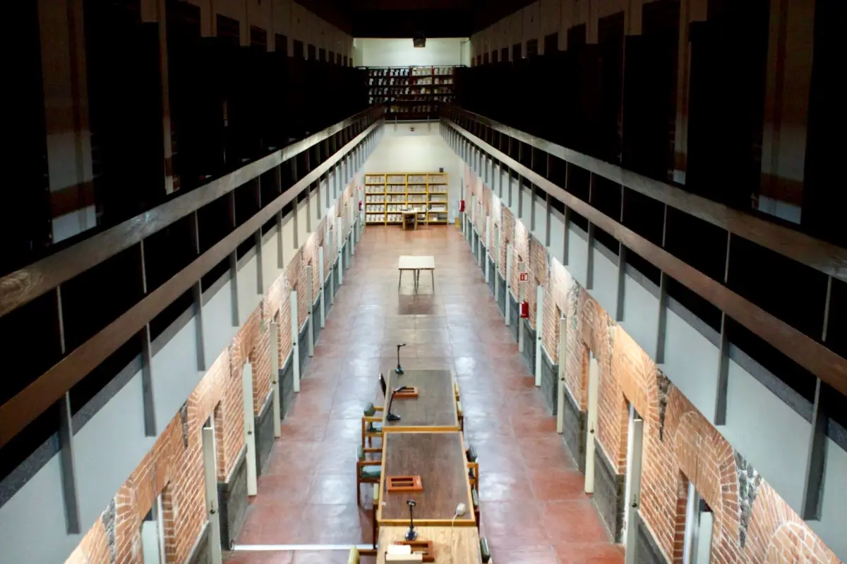 Imagen de un recorrido Nocturno en el Archivo General de la Nación, palacio antes conocido como la cárcel de Lecumberri. 