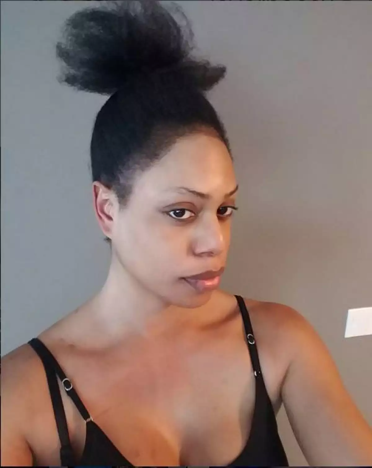 La actriz de OITNB se suma a las celebs que buscan difundir la idea de la belleza natural y sus mensajes son realmente inspiradores.