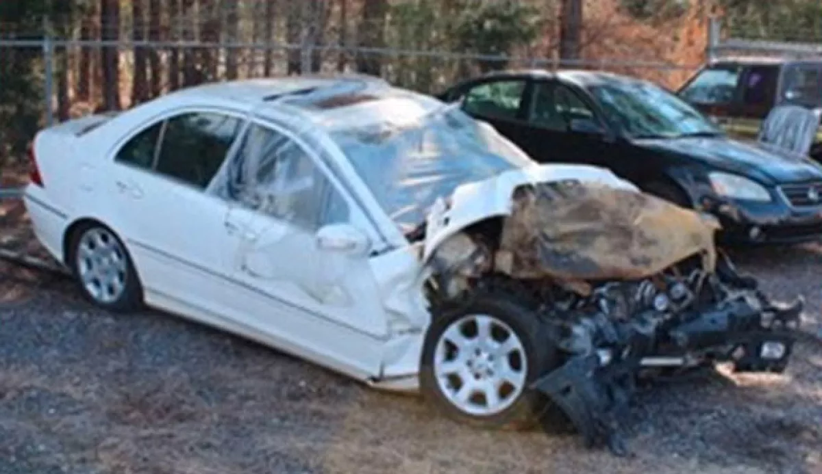 Christal iba manejando un Mercedes Benz blanco y así quedó después del impacto.