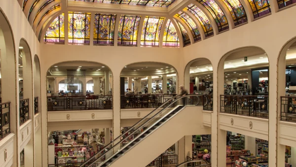 La cadena de almacenes comenzó con un estilo inspirado en las grandes tiendas de París, Nueva York, Londres y Chicago. El nombre de ‘Palacio de Hierro’ surge del asombro de la sociedad mexicana por los materiales con los que estaba hecho el edificio.