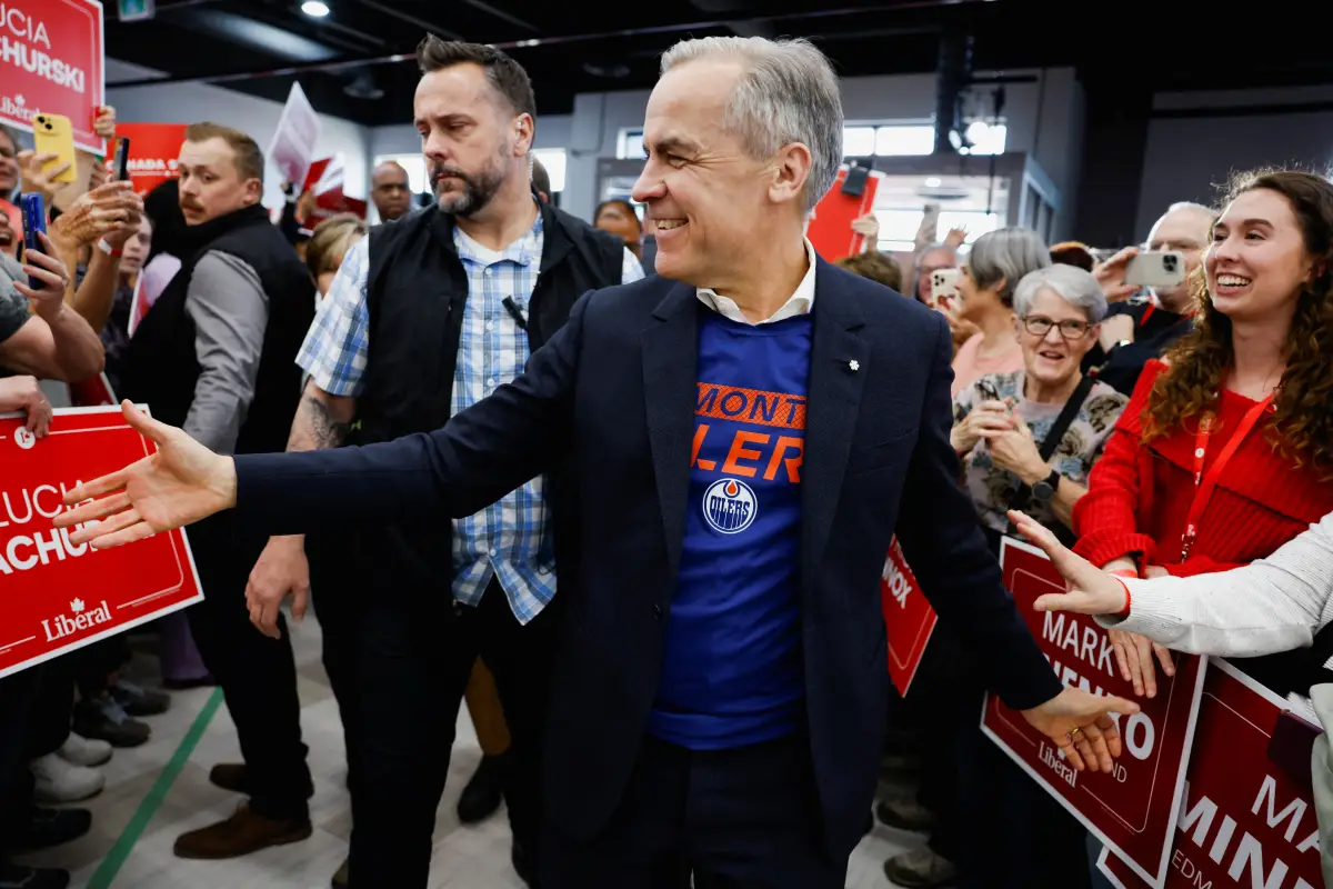 El primer ministro de Canadá, Mark Carney, saluda a los partidarios durante un evento de campaña electoral del Partido Liberal en la oficina de campaña del candidato Amarjeet Sohi en Edmonton, Alberta, Canadá, el 27 de abril de 2025.