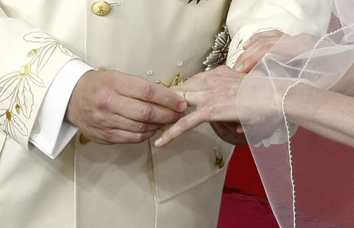 La pareja intercambió anillos de Cartier de una aleación blanca de oro-platino de 18 kilates.