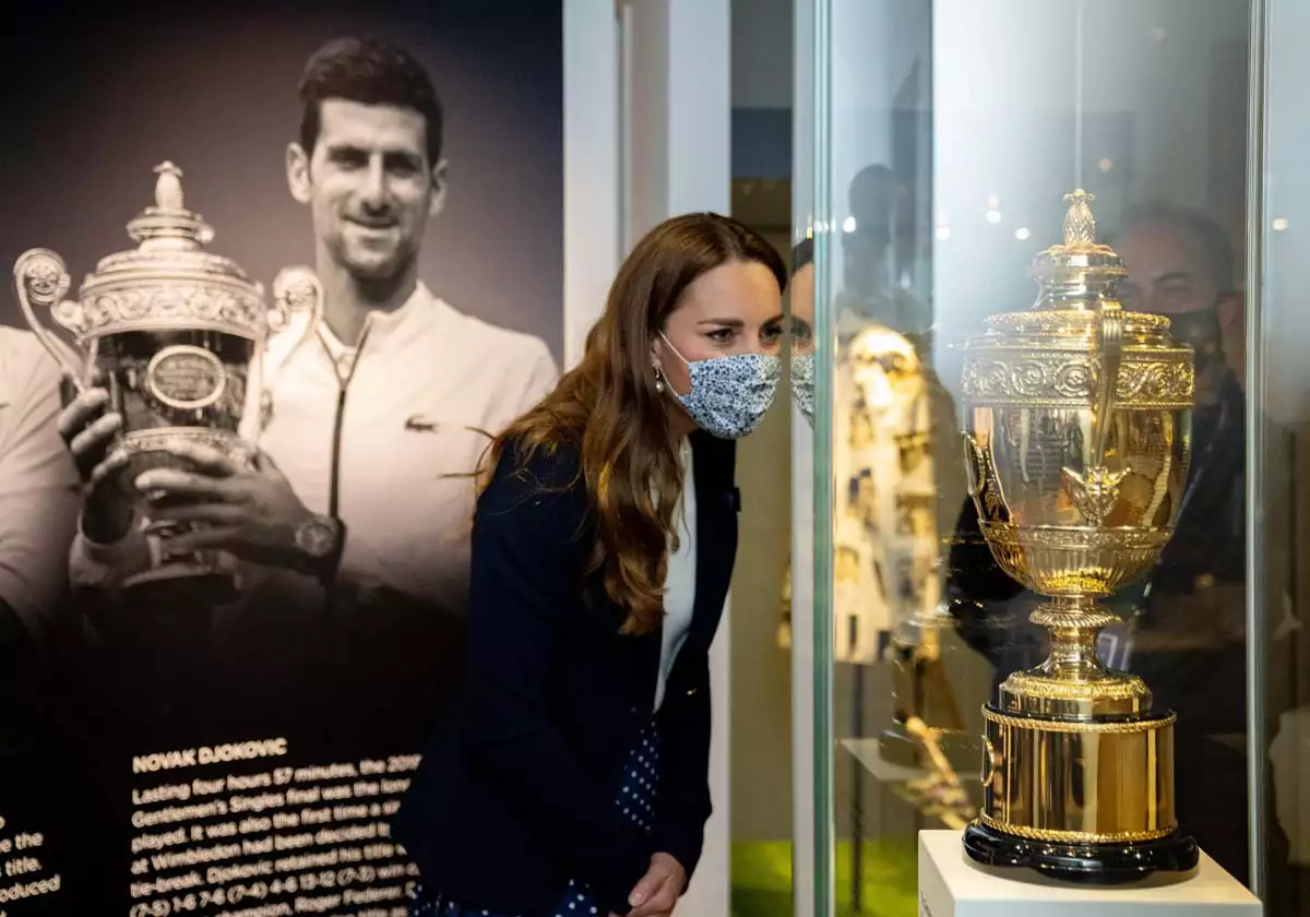 Kate admirando el trofeo en el museo de Wimbledon.