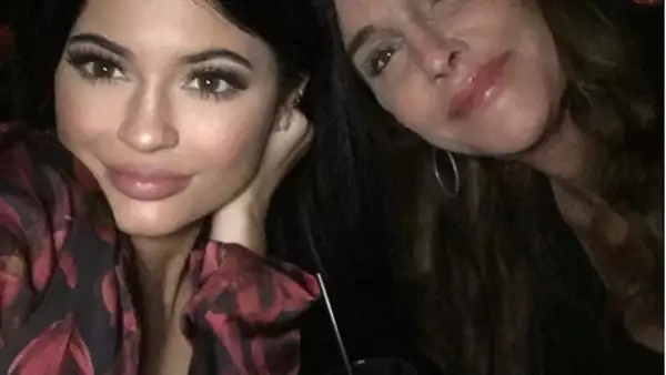 Kylie compartió esta fotografía del inesperado encuentro con su papá, convertido ahora en Caitlyn Jenner.