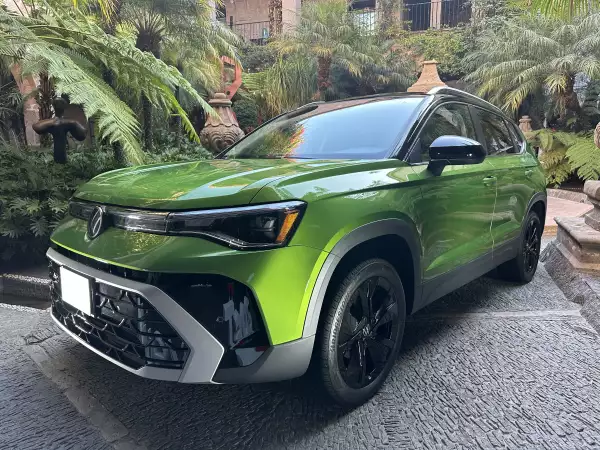 Volkswagen Taos 2025 ha tenido un rediseño en su frente y parte trasera.