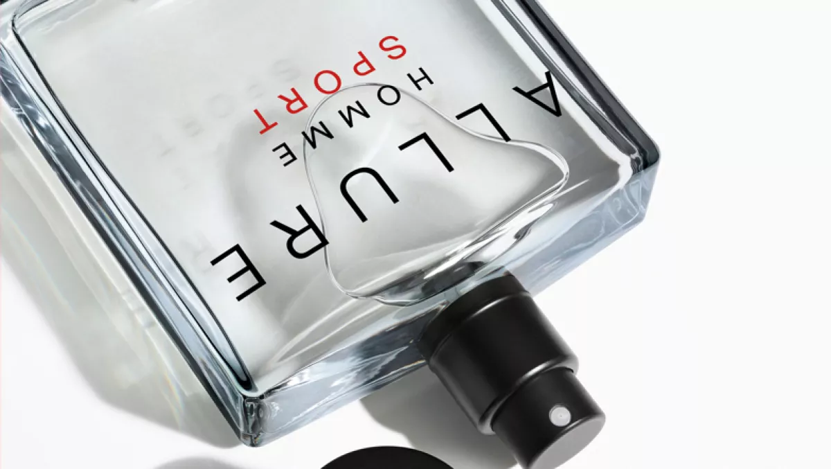 Foto de perfumes y productos de cuidado de la piel para hombres.