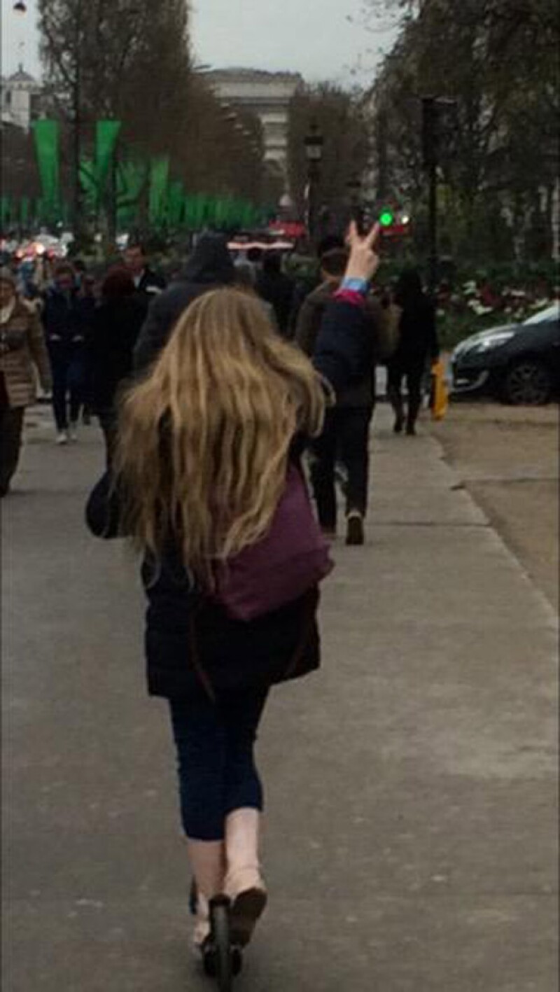 "La pequeña en Francia", así fue como Edith describió a su hija cuando iban caminando por Les Champs Élysées.