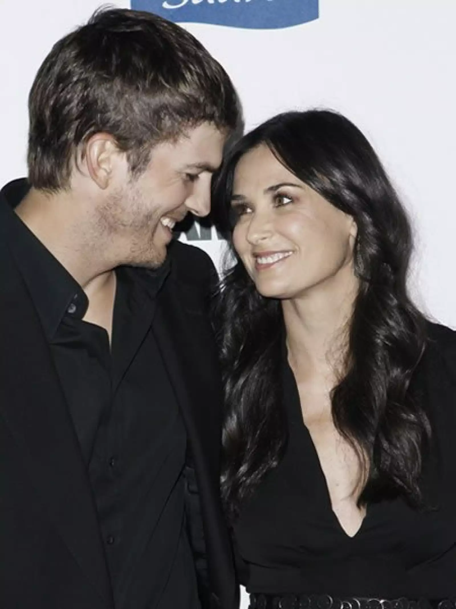 Ashton y Demi comenzaron a salir desde antes que él terminara con Brittany Murph, y nadie creyó que el romance iba en serio.