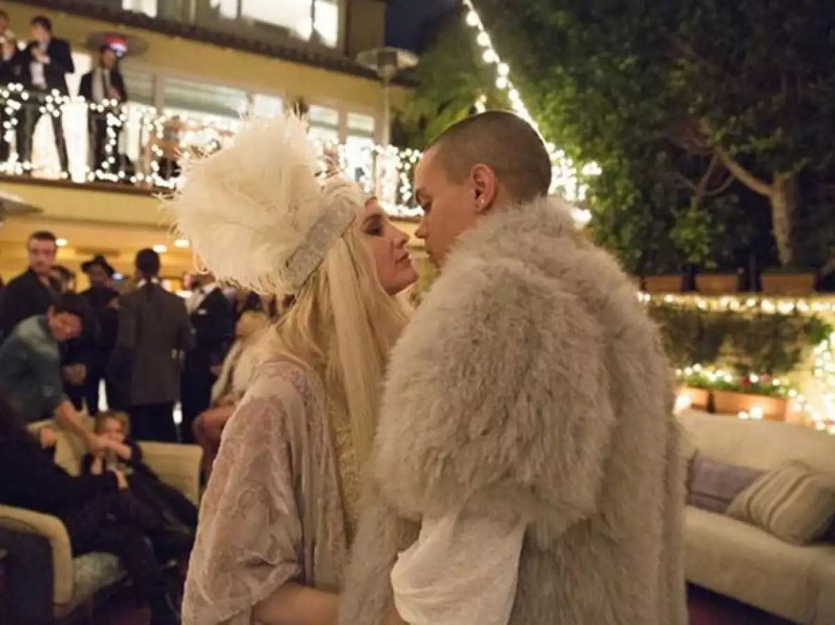 Ayer la cantante de 29 años junto a un grupo de amigos se reunieron para anunciar su próxima boda con Evan Ross. La joven y su futuro esposo usaron atuendos muy al estilo “Gatsby”.