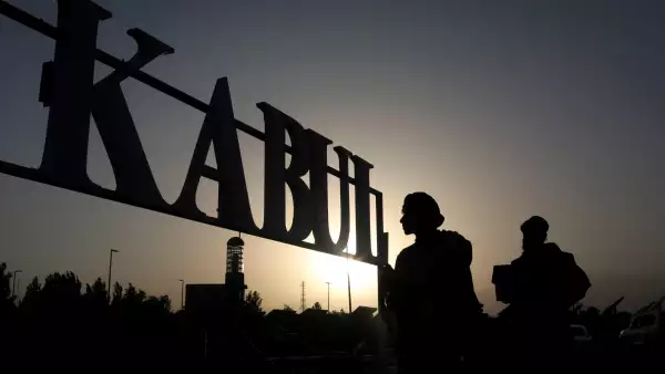 Soldados talibanes frenta un letreo en el Aeropuerto internacional de Kabul, Afganistán.