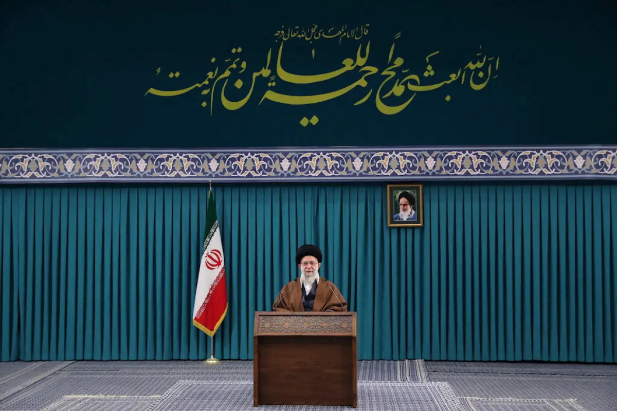 El supremo líder iraní, el Ayatolá Ali Jamenei, da un discurso televisado desde Teherán, irán. 
