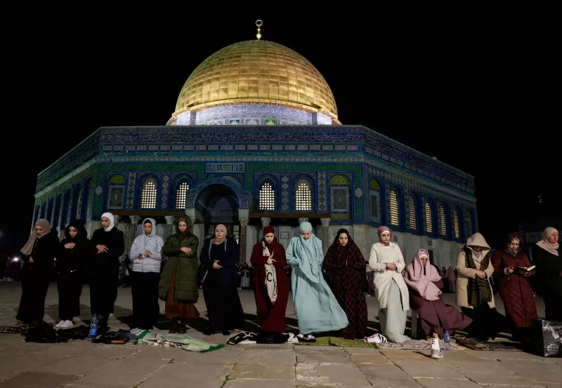 Los fieles musulmanes participan en las oraciones nocturnas de "Tarawih" durante el mes sagrado musulmán de Ramadán, en el complejo de Al-Aqsa, conocido por los judíos como el Monte del Templo, en el casco antiguo de Jerusalén, el 10 de marzo de 2024.