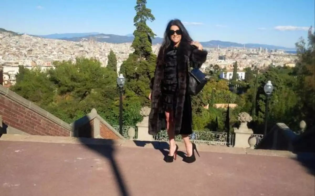 Martha a su llegada a la comida con el alcalde de Barcelona.