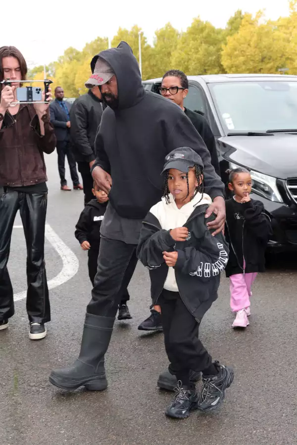 Foto de 2022 de Kanye West caminando en Francia con su hija Saint West de la mano.