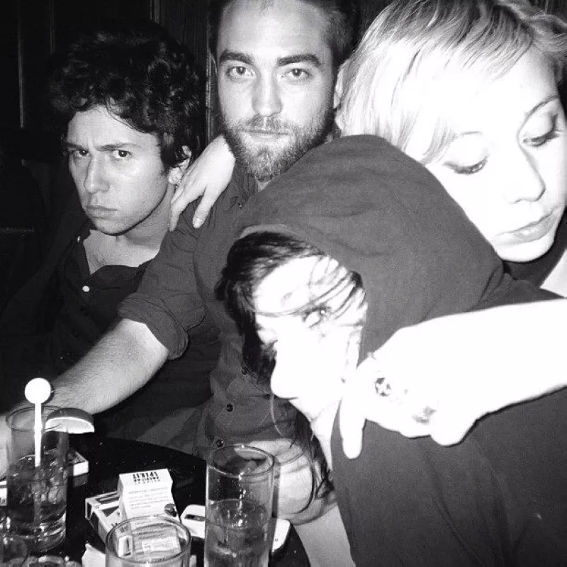 Tras su ruptura con Kristen Stewart, el protagonista de Crepúsculo compartió en Instagram una fotografía en la que se le ve tomando unas copas en un bar de Los Ángeles con tres amigos.