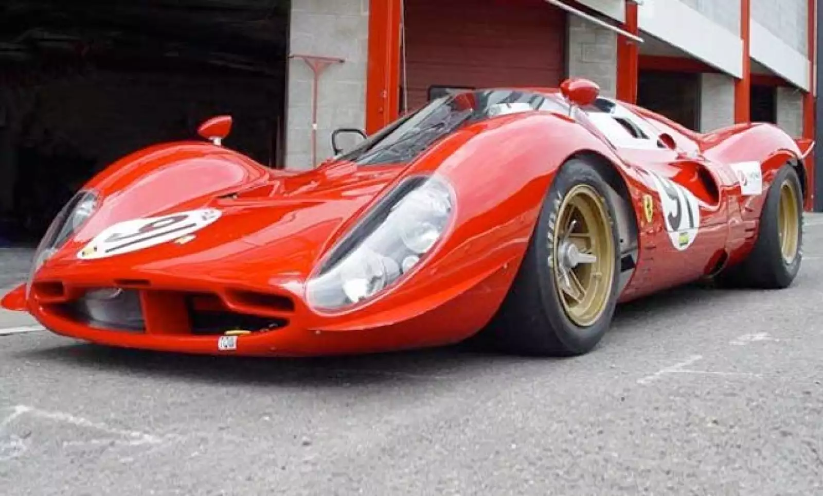 Este prototipo, del que sólo se fabricaron tres ejemplares, sirvió a Ferrari para dar un salto en tecnología y materiales de construcción. La carrocería era de fibra de vidrio, la primera vez que el constructor italiano usaba ese material, en lugar del al