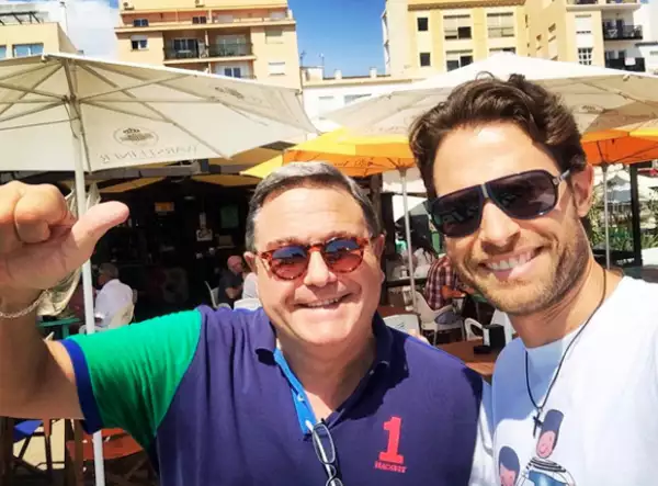 Sebastián Rulli se tomó una foto con su papá durante su visita a España.