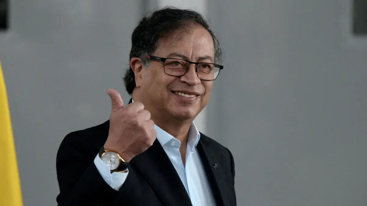 El presidente colombiano Gustavo Petro hace gestos después de emitir su voto durante las elecciones para gobernadores, legisladores regionales y alcaldes, en Bogotá, Colombia, el 29 de octubre de 2023.