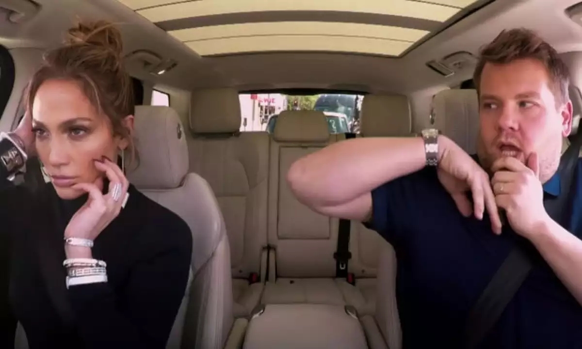 JLo cantó varios de sus éxitos durante el viaje y aseguró que no aseguró su booty.