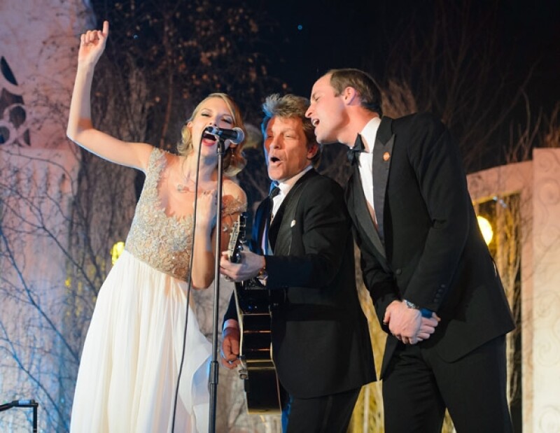 El príncipe Guillermo disfrutando del escenario con Taylor Swift y Jon Bon Jovi.