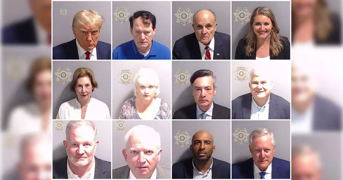 Donald Trump presume la foto de su arresto (mugshot)
