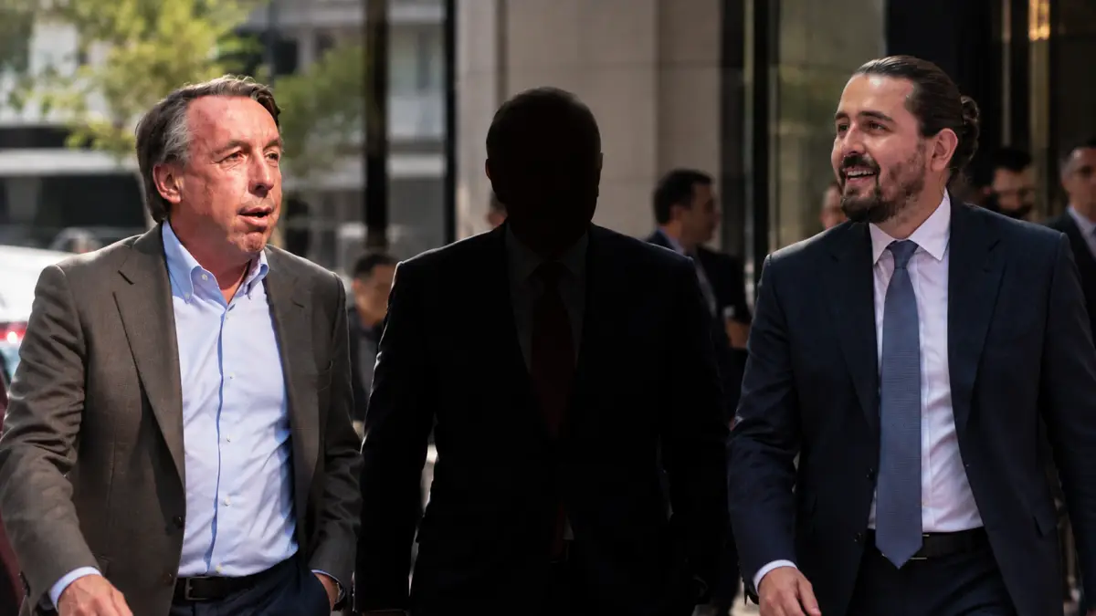 Emilio Azcárraga Jean y Amaury Vergara aparecen a los lados de Valentín Diez Morodo que aparece sombreado, en una composición relacionada con el futbol mexicano.