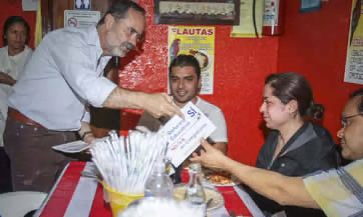 Gustavo Madero en el inicio de la campaña de volanteo No más IVA. (Foto: Cuartoscuro)