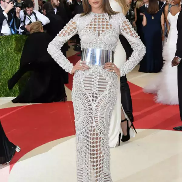 Alessandra Ambrosio en Balmain.