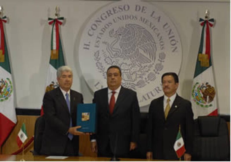 El secretario de Gobernación entregó a los presidentes de las cámaras de Diputados, Francisco Ramírez Acuña, y del Senado, Carlos Navarrete, el Informe. (Foto: Notimex)