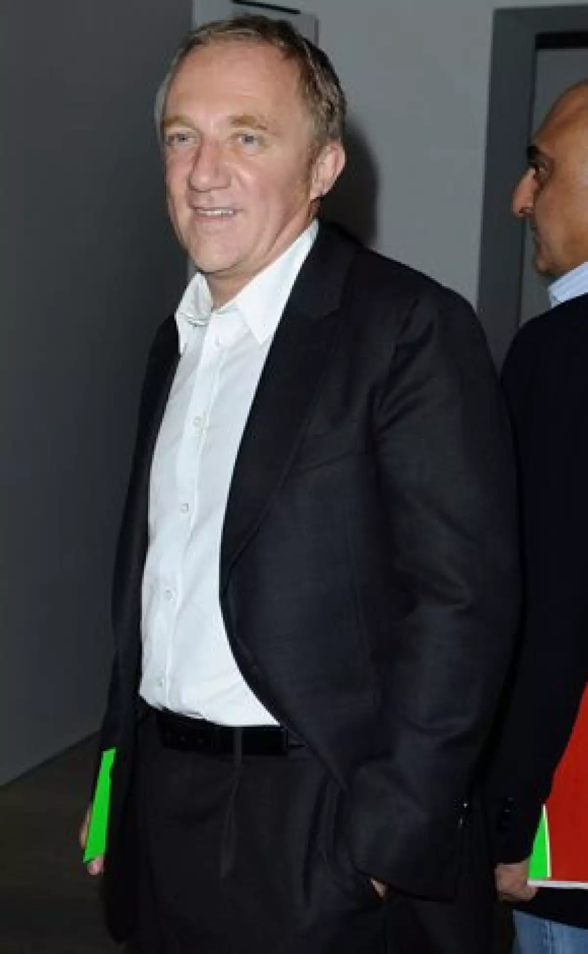 El empresario francés llegó a la pasarela de Stella McCartney sin su esposa, la mexicana Salma Hayek.