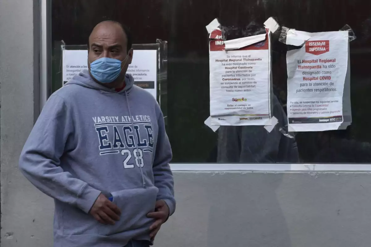 El Hospital Regional Tlalnepantla ISSEMyM asignado como centro de atención especializada para covid-19, presentó nula actividad de ingresos de pacientes con coronavirus (covid-19) hasta la mañana de este miércoles. Al exterior familiares de pacientes internados mientras esperan, toman las medidas de prevención adecuadas como el uso de cubrebocas.