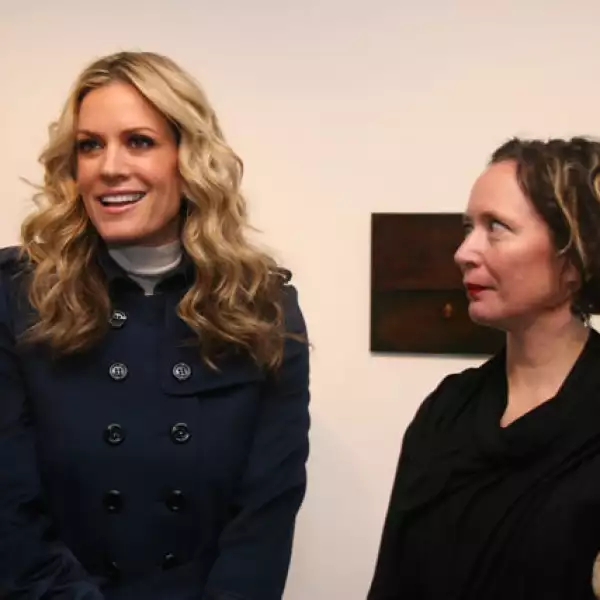 Exposición de Mona J. Lang con Rebeca De Alba.