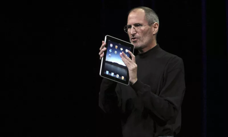 La firma tecnológica, Apple, lanzó este miércoles su dispositivo iPad. Mezcla las funciones de una Macbook con la movilidad de un iPhone, aseguró el CEO de Apple, Steve Jobs.