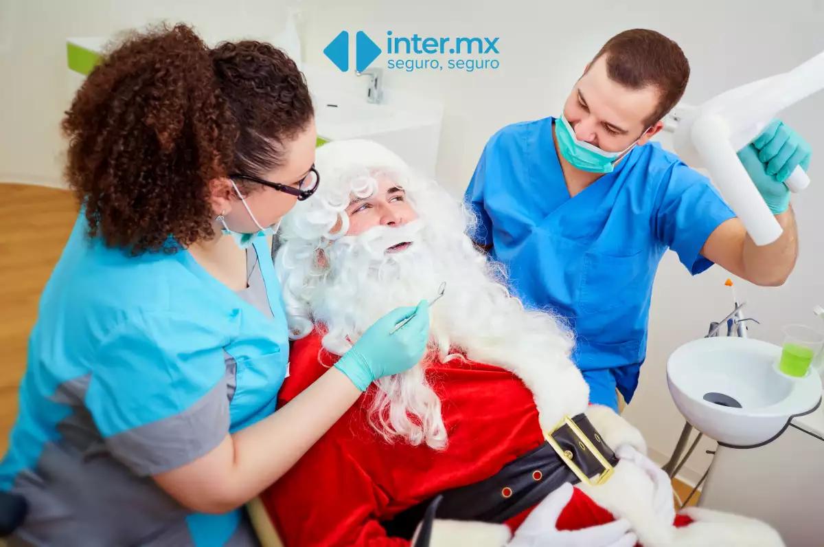 Dentistas revisan a Santa Claus