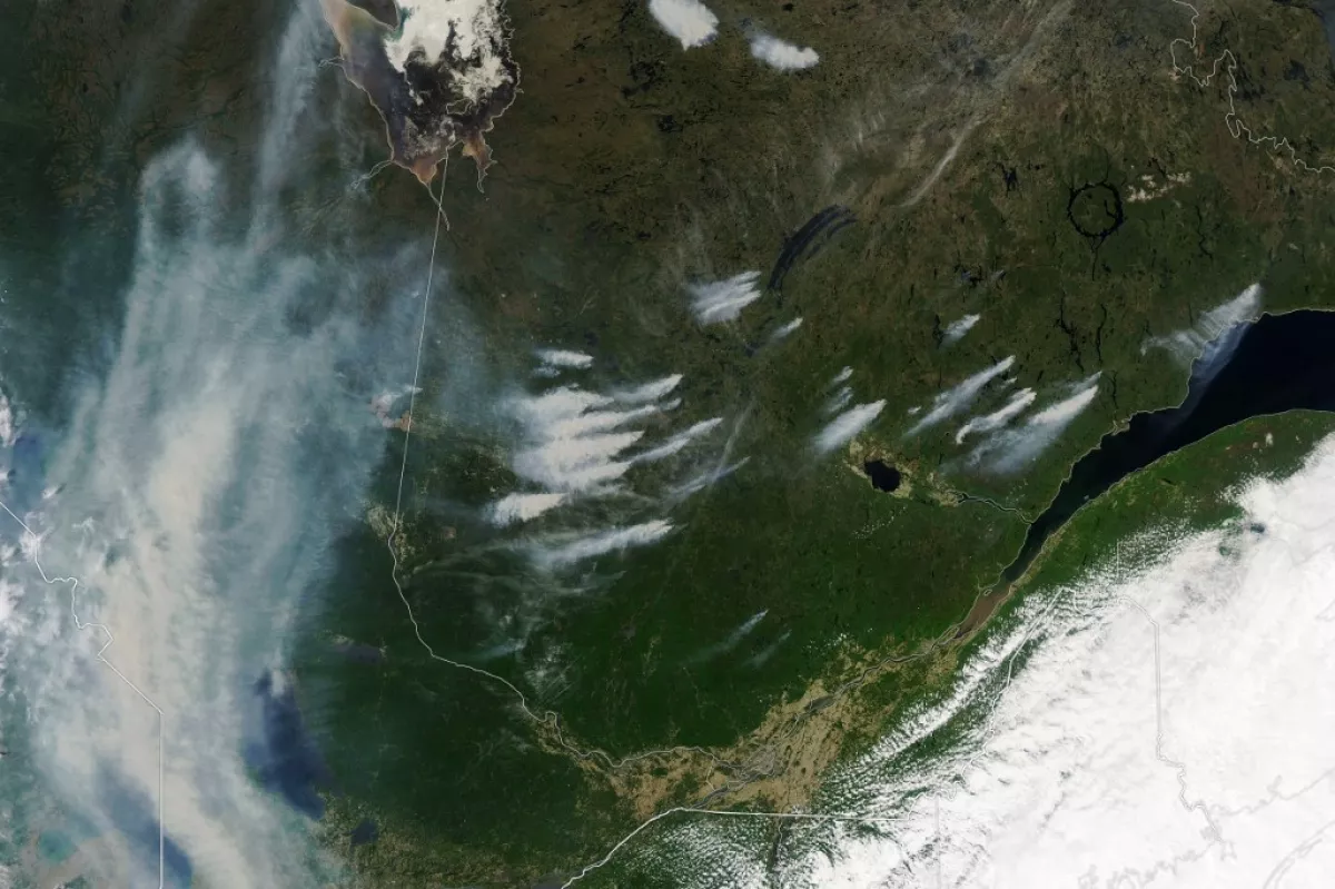 Esta imagen satelital cortesía del Observatorio de la Tierra de la NASA, tomada el 3 de junio de 2023, muestra el humo que sale de los incendios en las provincias canadienses de Quebec y Ontario.