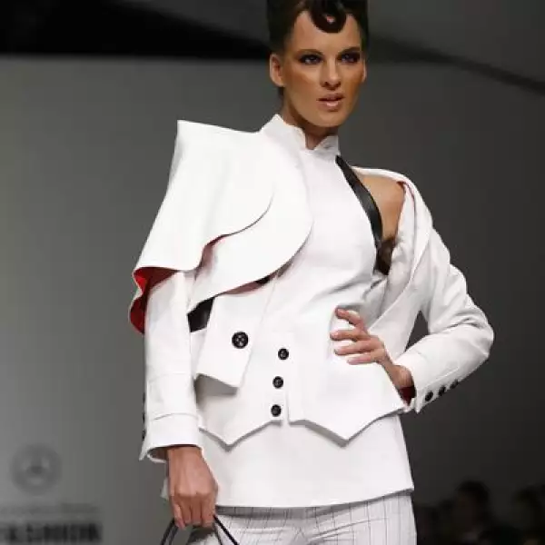 Pasarela Beca Pierre Cardin Mercedes