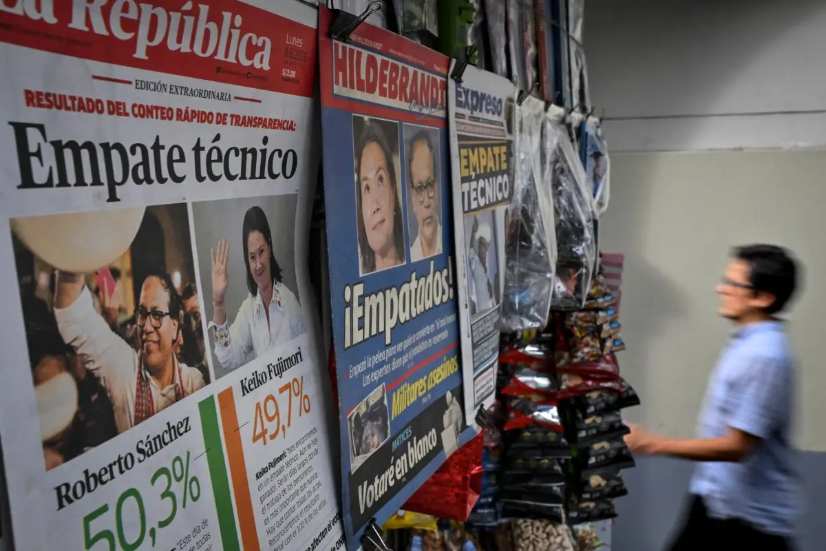 Vista de las portadas de los periódicos exhibidas en un quiosco en Lima el 8 de junio de 2026, el día después de la segunda sección de las elecciones.