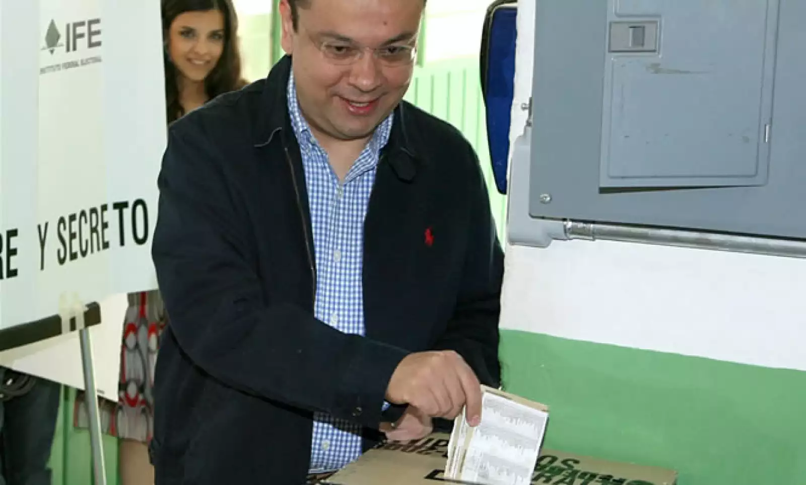 Germán Martínez Cázares, dirigente del PAN, emitió su voto en la casilla 3500, en la colonia Las Águilas, al sur de la ciudad de México.