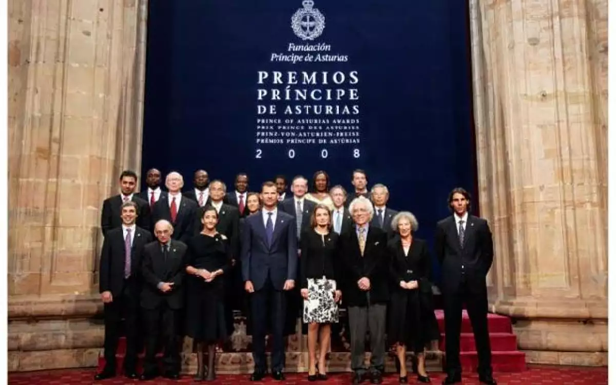 Los galardonados en las ocho categorías de los Premios Príncipe de Asturias posaron este viernes en la foto oficial junto al heredero de la corona española, Felipe de Borbón, y su esposa, Letizia.