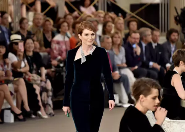 Juliane Moore desfilando para Chanel