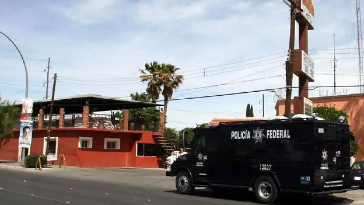 un hotel y una patrulla en ciudad juarez
