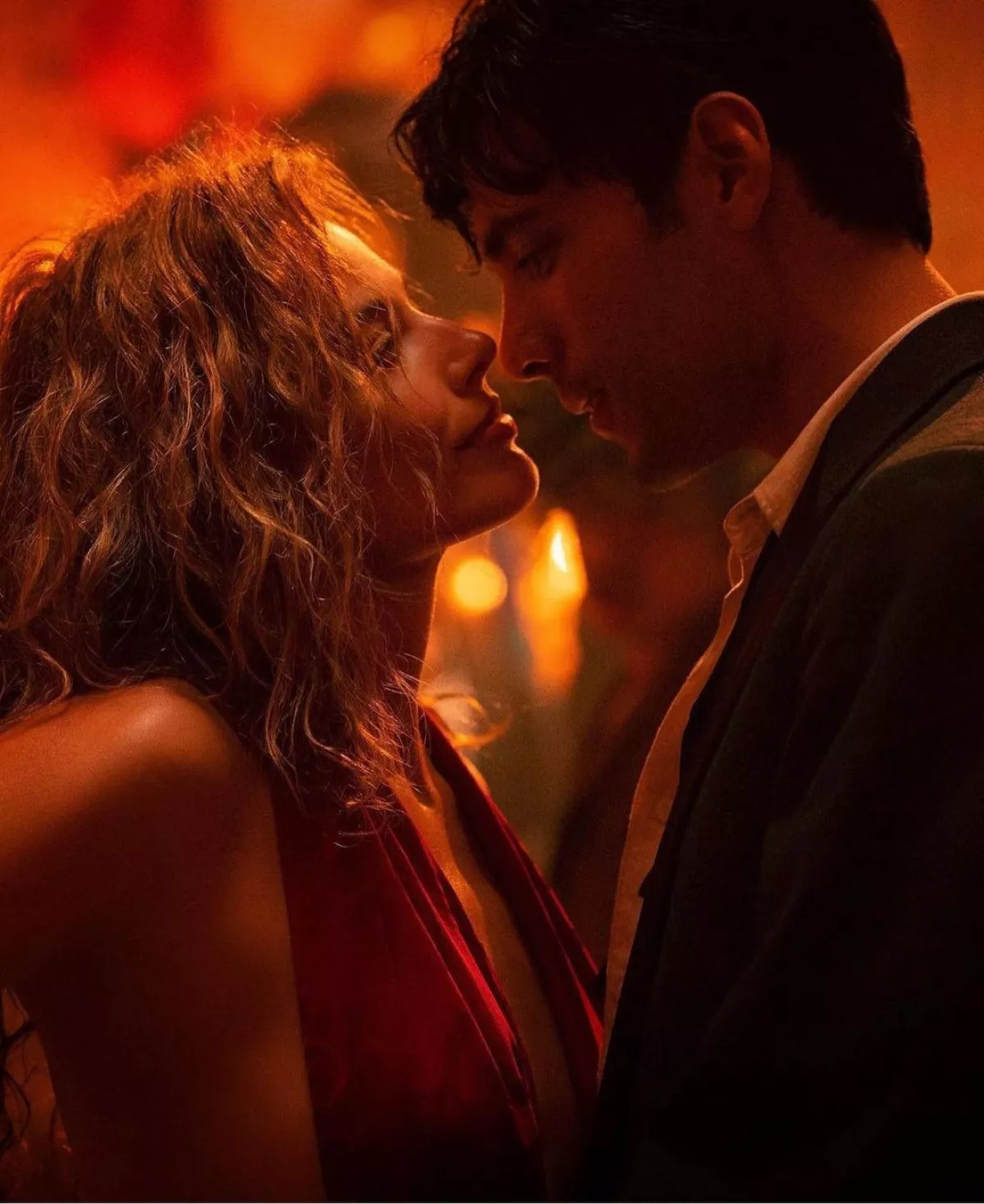 Diego Calva y Margot Robbie en una secuencia de la cinta Babylon.