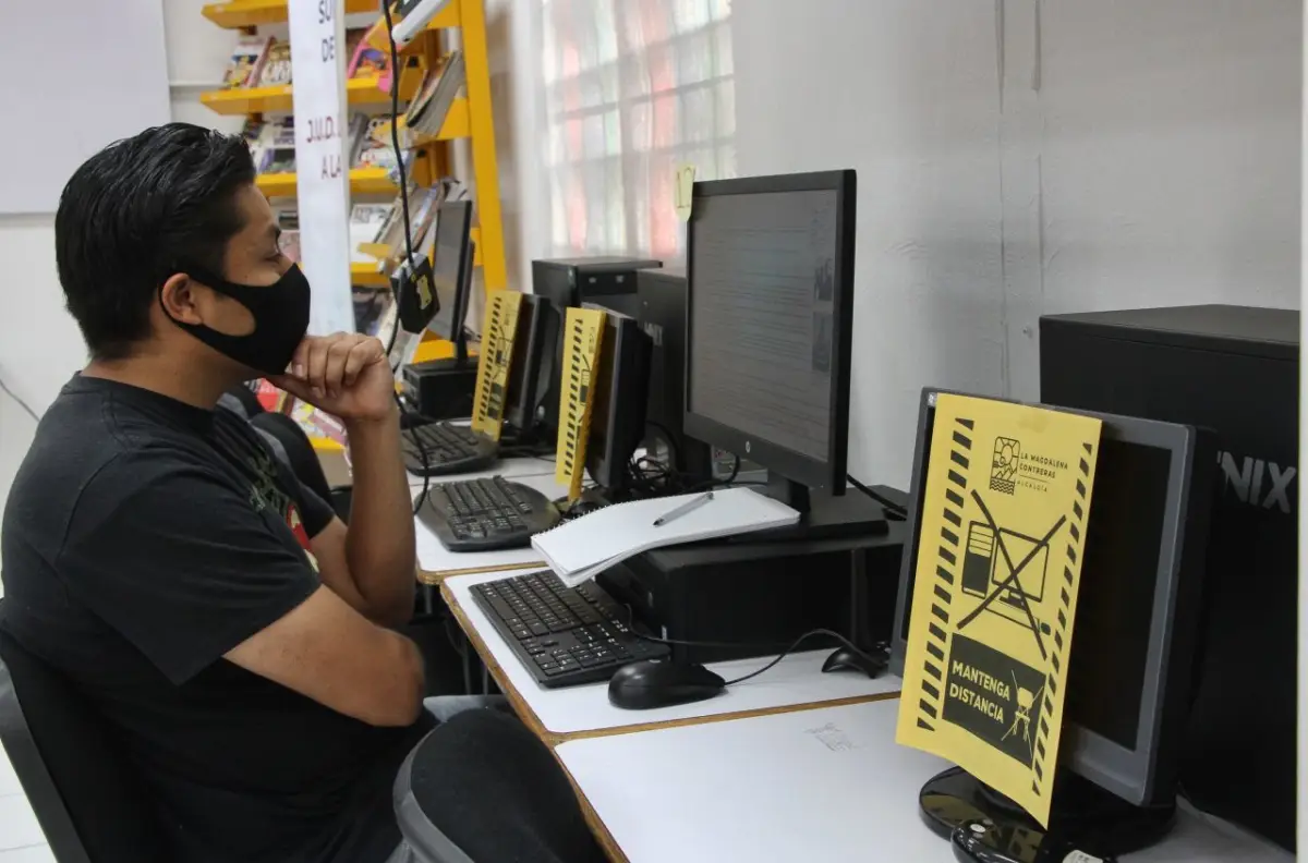 Hombre frente a una computadora