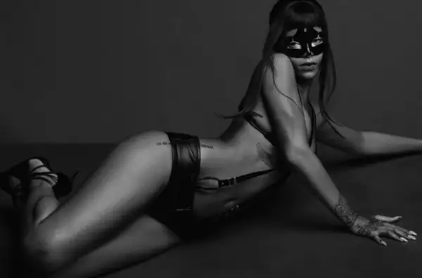 ¿Fifty Shades of Grey? La sensual imagen pareció recordar a la sexytud de la película de jamie Dornan y Dakota Johnson.