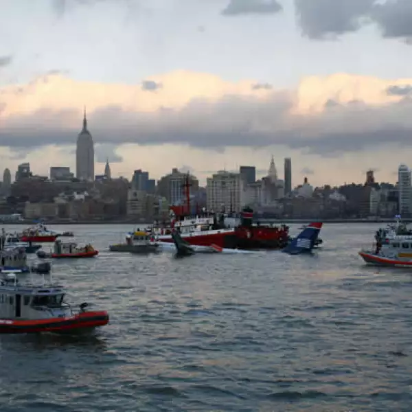 Antes de que llegaran botes de la policía, cerca de ocho grandes embarcaciones y barcos de servicios de taxis acuáticos acudieron rápidamente para rescatar a los pasajeros.