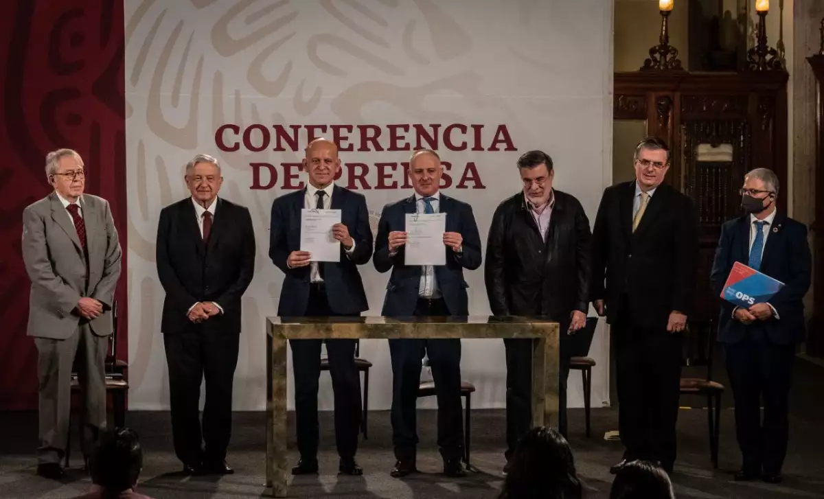 Andrés Manuel López Obrador, presidente de México, acompañado de Jorge Alcocer Varela, secretario de Salud; Cristian Morales fuhrimann, representante de OPS/OMS en México; Fernando Cotrim Barbieri, representante de UNOPS; Juan Antonio Ferrer Aguilar,