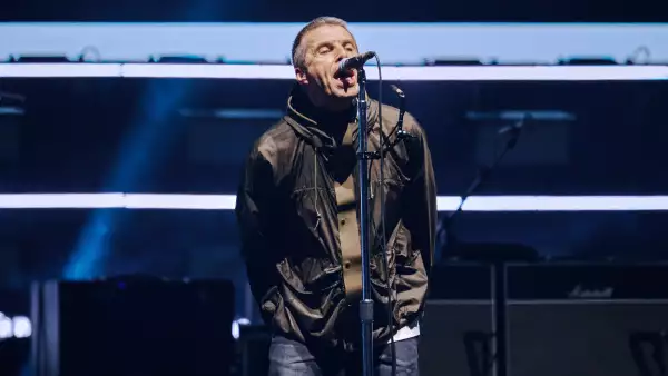 oasis se burla de la kiss cam de coldplay: "nos da igual con quien esten saliendo"