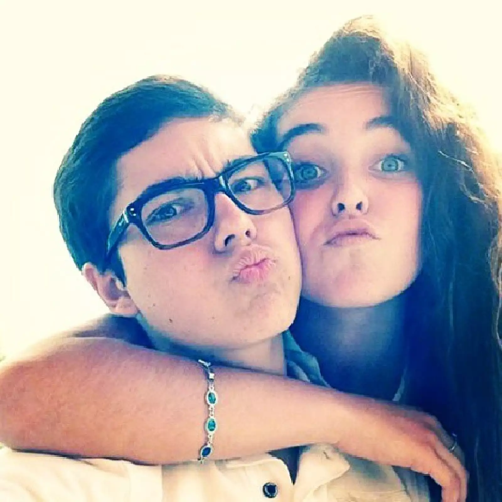 Los dos son súper guapos y muy jóvenes.