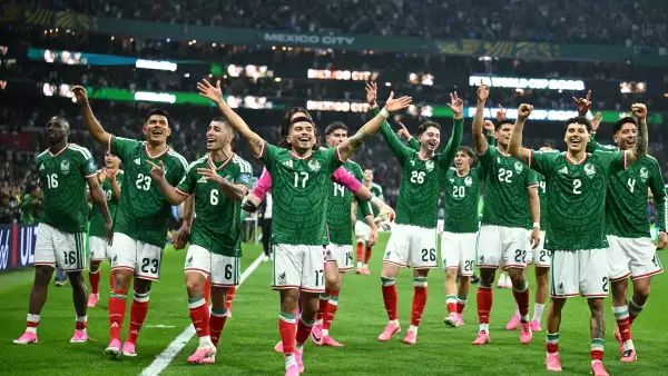 México rompe sequía mundialista de 40 años y pasa a octavos 