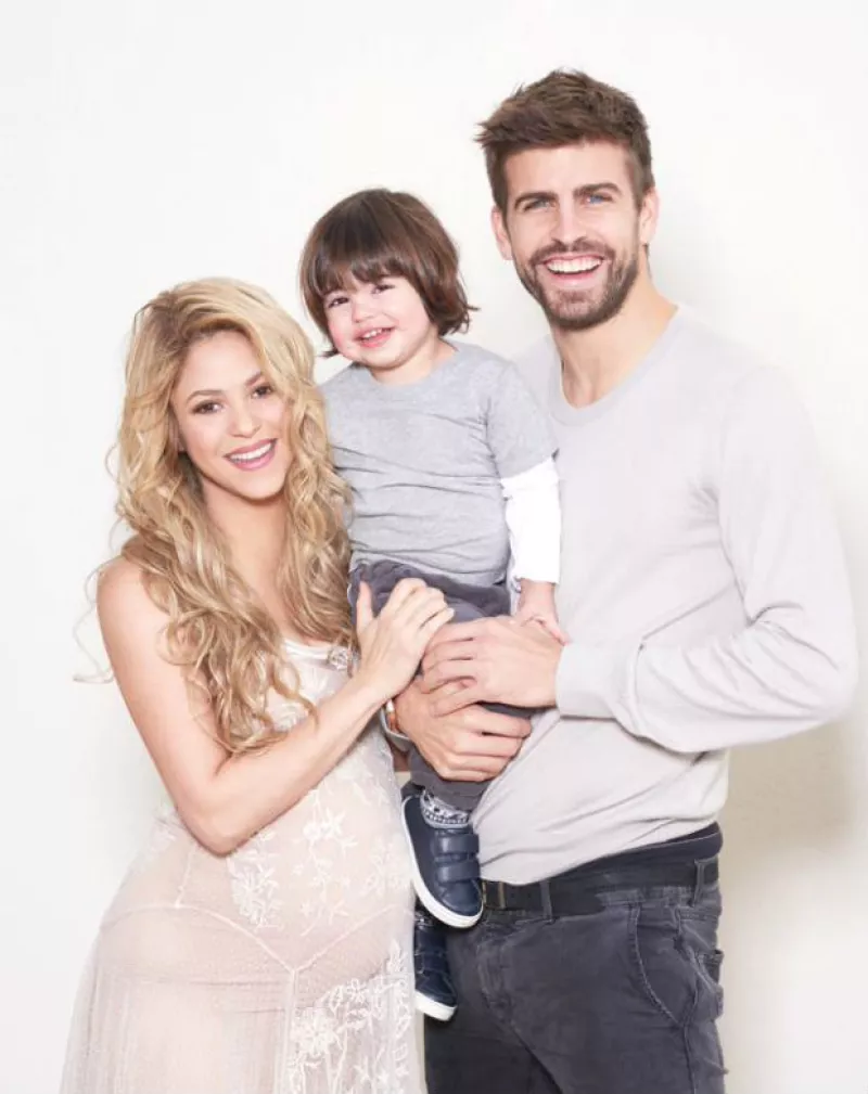 La futura mamá y Gerard Pique posan junto a su hijo Milan en las fotos de las más reciente campaña de la UNICEF en la que ambos se convirtieron en voceros.